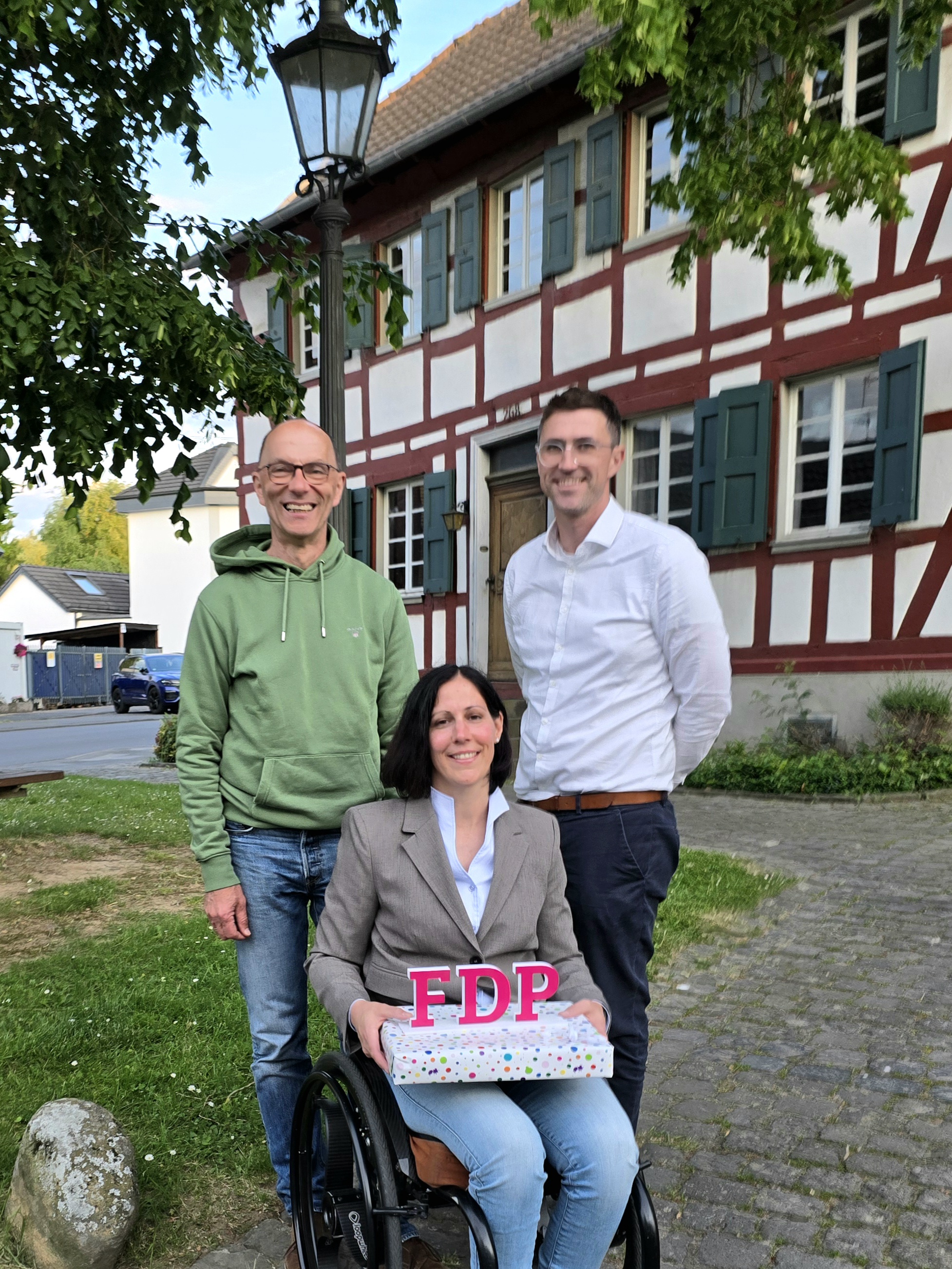 Nach der Wahlversammlung vor dem Haus Kessenich in Witterschlick: Miriam Clemens, Michael Klencz (r.) Spitzenkandidat für den Gemeinderat u. Dr. Friedrich-Wilhelm Kuhlmann